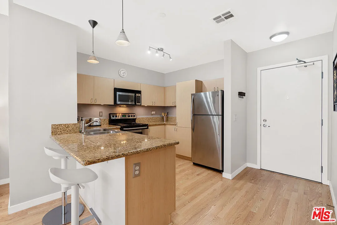1 bed, 1.0 bath, 530 sqft, $2,100 — Photo 4