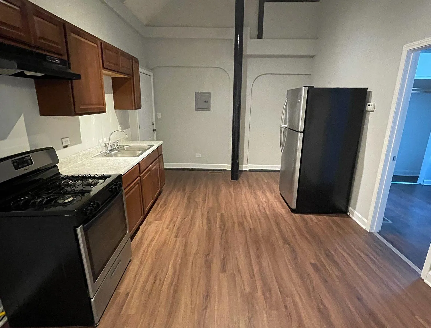 3 bed, 1200 sqft, $1,900 — Photo 1