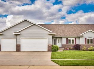 850 Leslie Ln, Robins, IA 52328