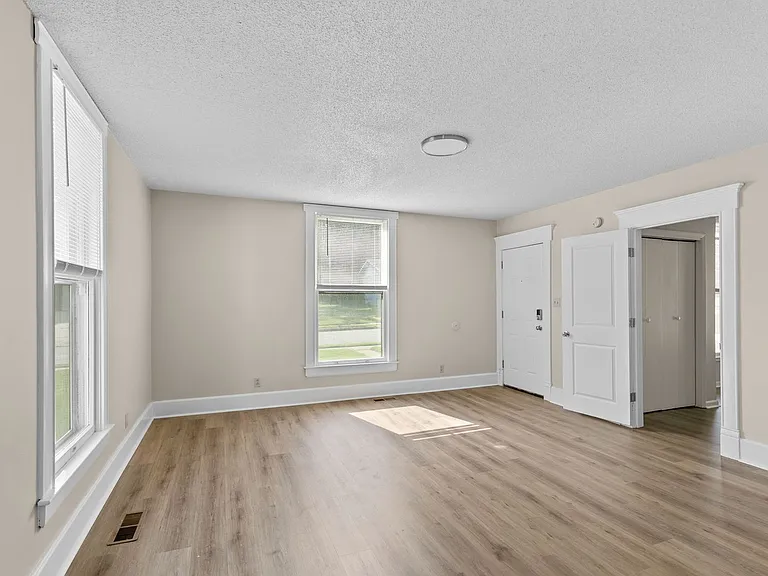 732 S Main Ave — Photo 7