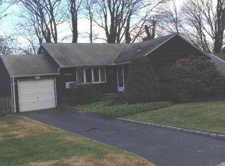 16 Vidoni Pl, Huntington, NY 11743