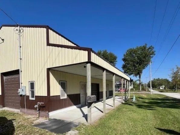 215 E 3rd St, Seymour, IA 52590