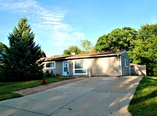 5 Center Rd, Streamwood, IL 60107