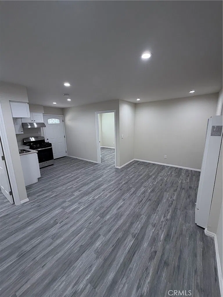 2 bed, 700 sqft, $2,600 — Photo 2