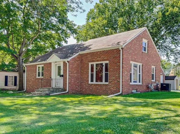 403 1st St SE, Hampton, IA 50441