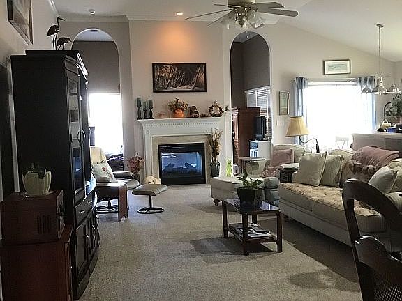 Entrance to dining/family rm