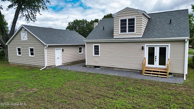 4th image of 3725 Burgoyne Avenue
