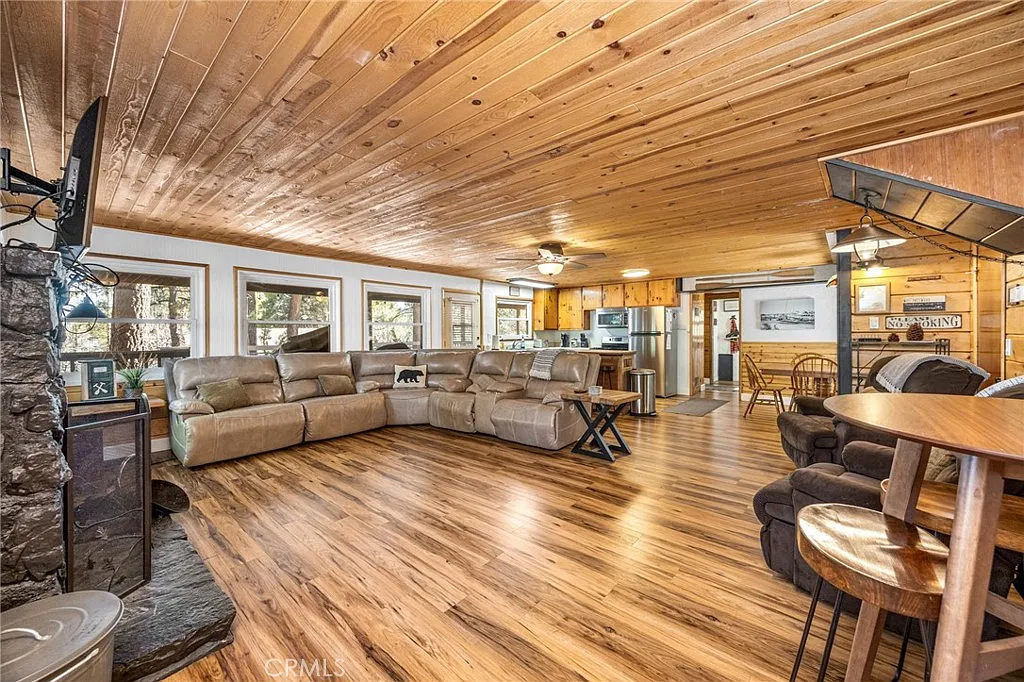 5 bed, 3.5 bath, 1912 sqft, $3,400 — Photo 3
