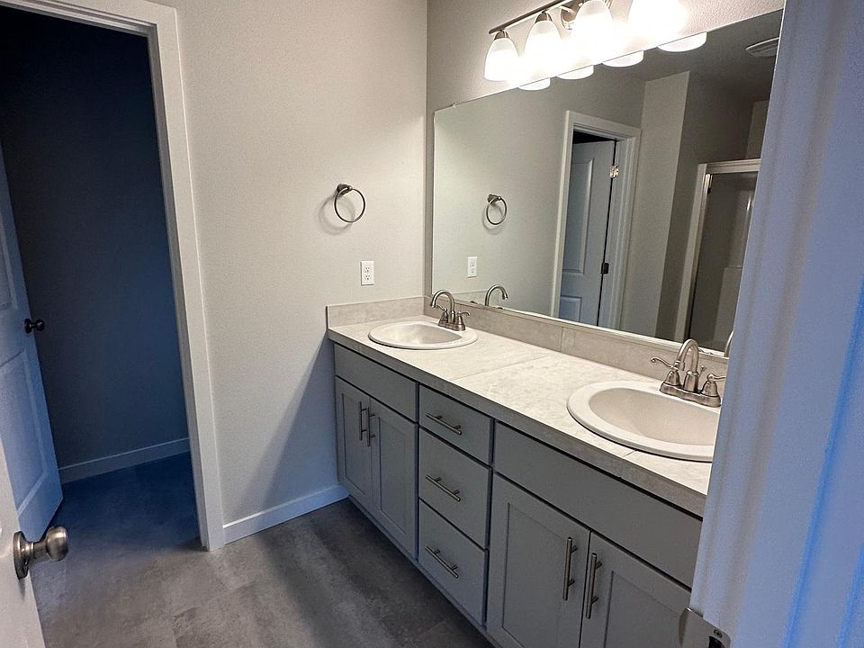 2nd image of 1484 NE Chehalem Dr
