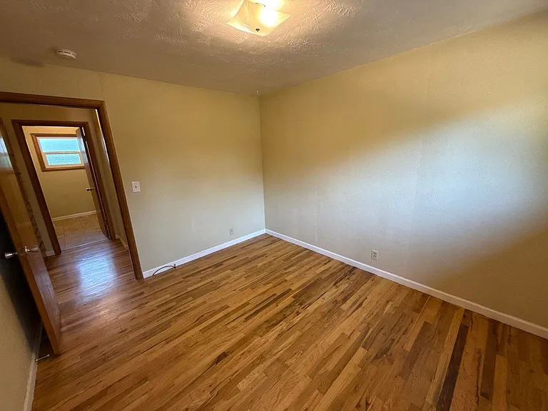 1043 Garlock St S — Photo 17