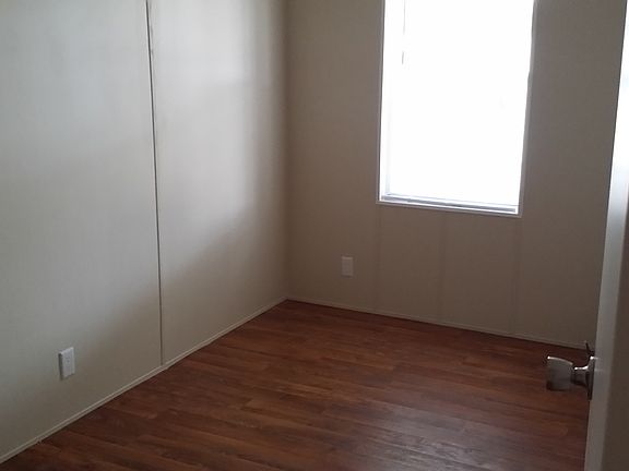 3rd image of 11 W Tanglewood Dr