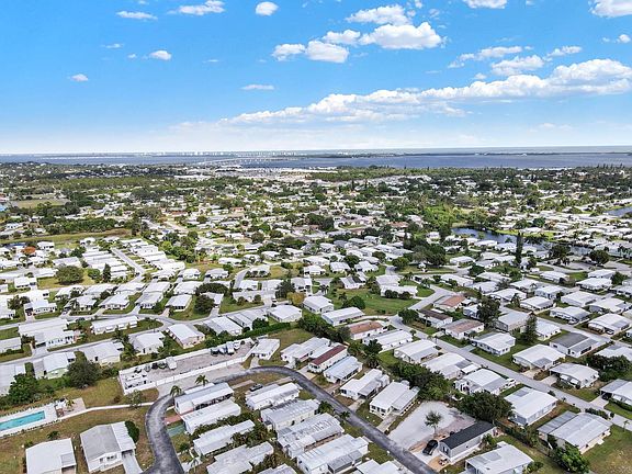 3rd image of 610 NE Tahiti Way