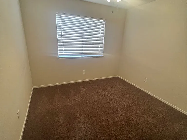 561 Amanda Ct — Photo 13
