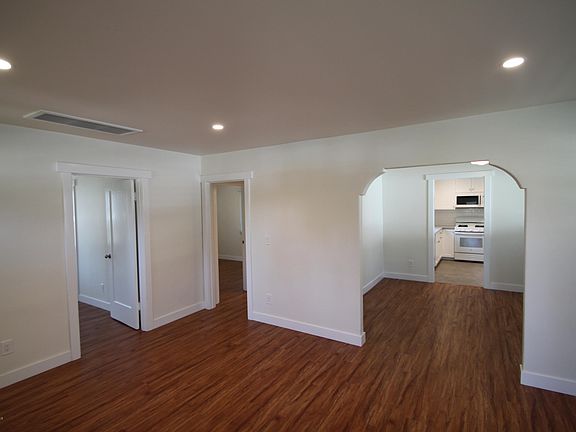3rd image of 1475 N Oxford Ave