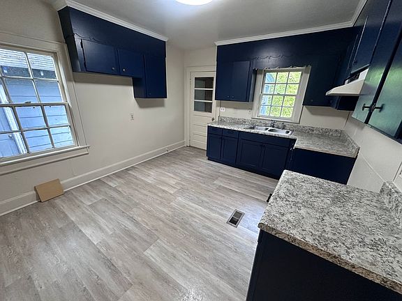 4th image of 33 Williamson St SW