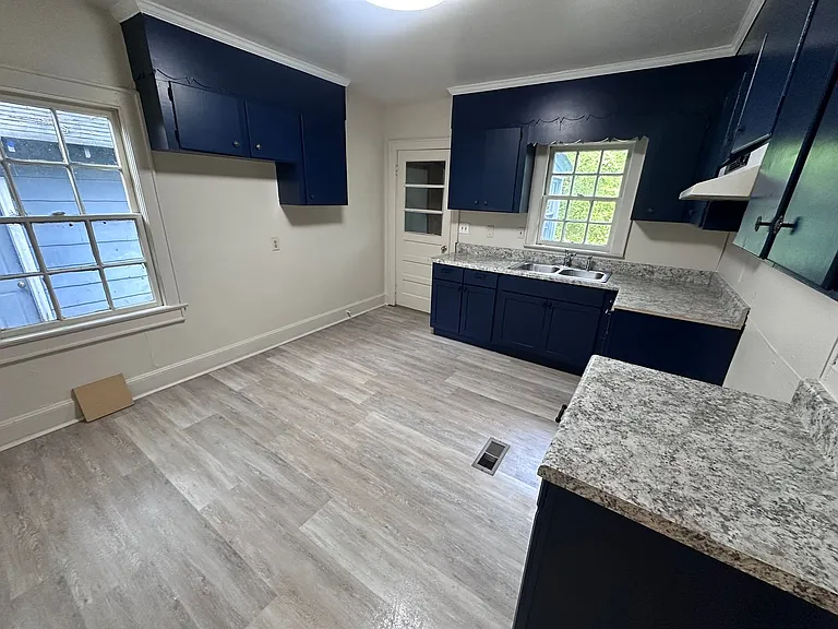 33 Williamson St SW — Photo 4