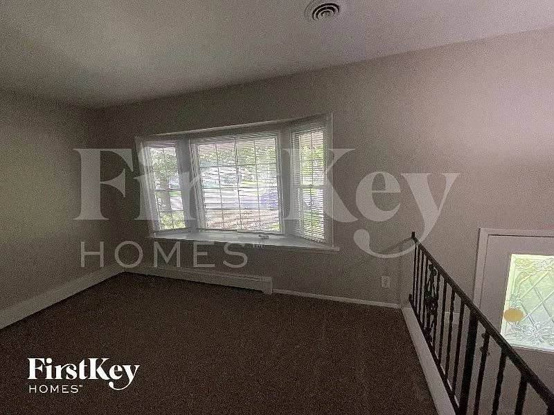 4 bed, 2.0 bath, 2226 sqft, $4,025 — Photo 3
