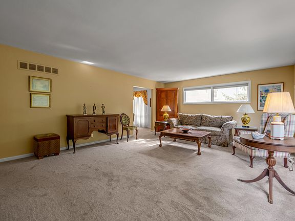 5th image of 1011 Castleton Way
