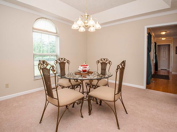 4th image of 504 Sweet Briar Dr