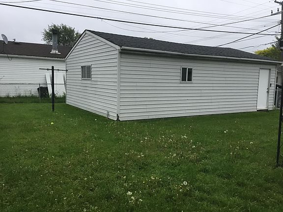 4th image of 28704 Fountain St