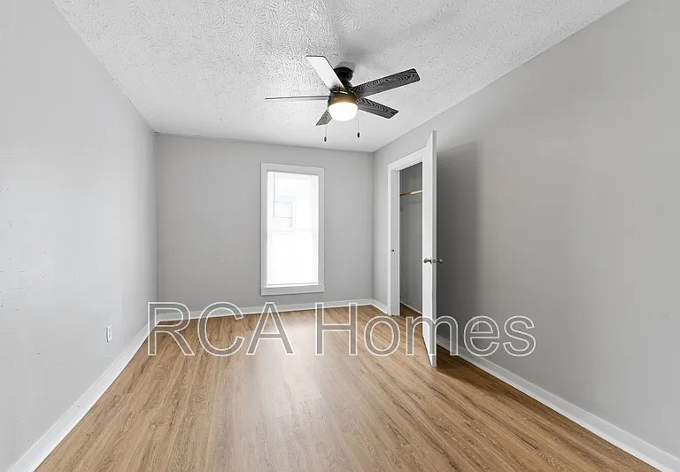 1441 E 11th St — Photo 10