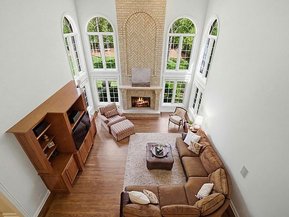 4th image of 229 Surrey Ln