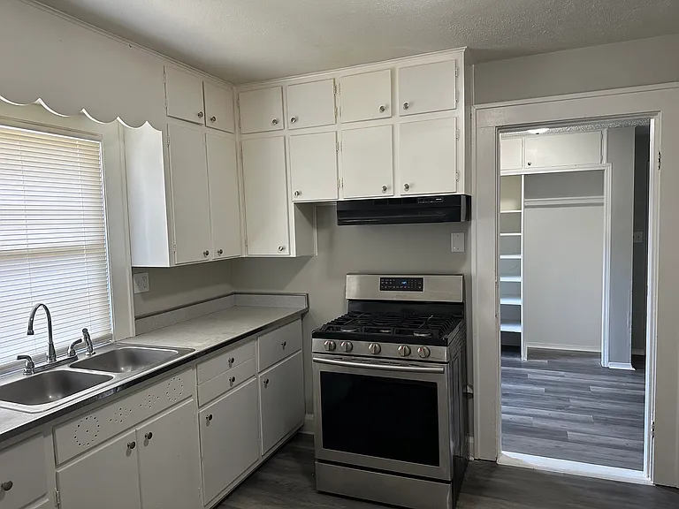 1510 N Chester Ave — Photo 5
