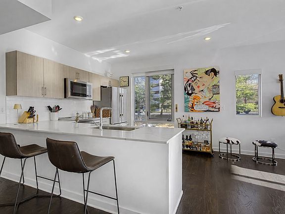5th image of 3116 W End Cir #209