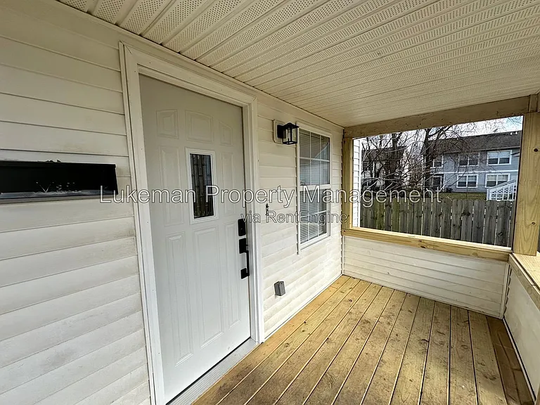 215 E North St — Photo 2