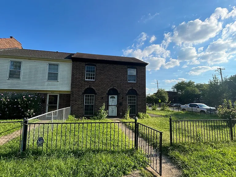 430 W Hill St — Photo 1