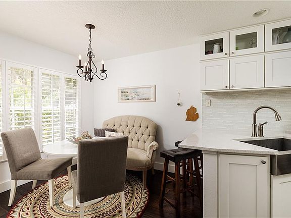 5th image of 402 Fan Palm Ct NE