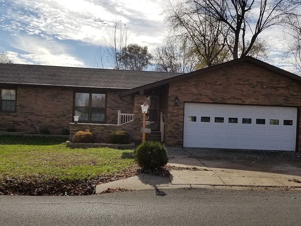 Curb appeal and 2 car garage