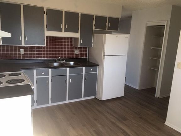 3rd image of 4 E Cochrane Rd