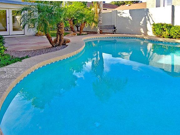 Newer Pebble Sheen Pool with SOLAR heater! (03/06/2009)