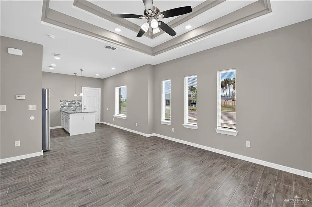 3 bed, 2.0 bath, 907 sqft, $1,200 — Photo 4