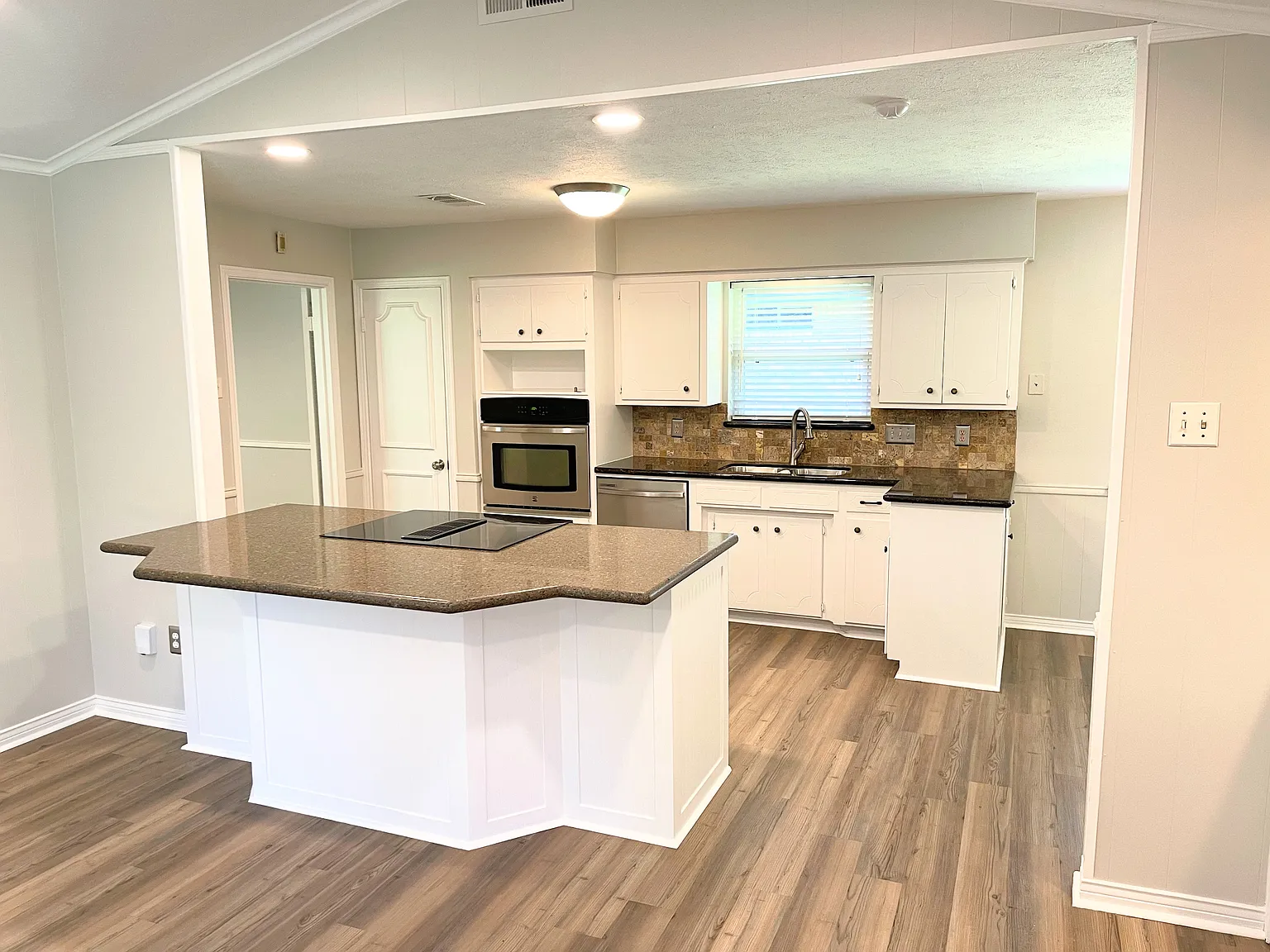 4 bed, 2.5 bath, 2291 sqft, $4,200 — Photo 4