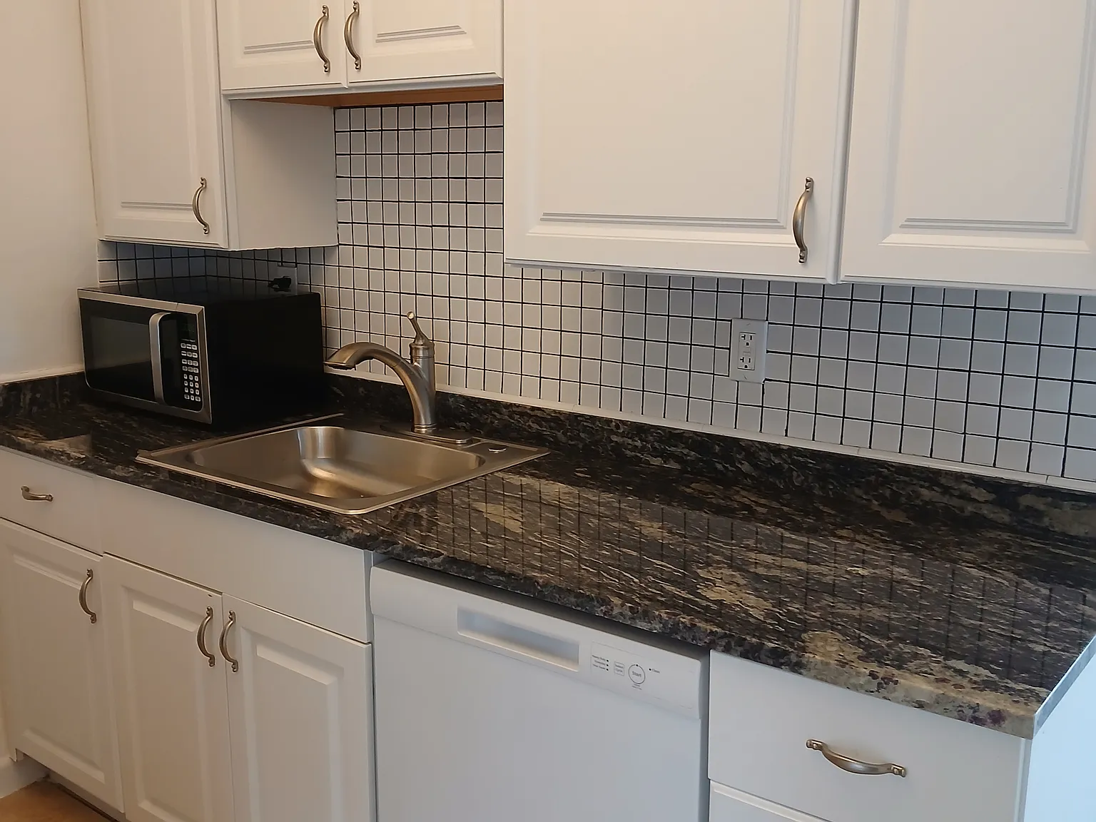3 bed, 1000 sqft, $2,500 — Photo 2