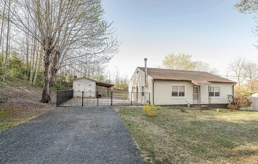 114 Proffit Ln — Photo 2