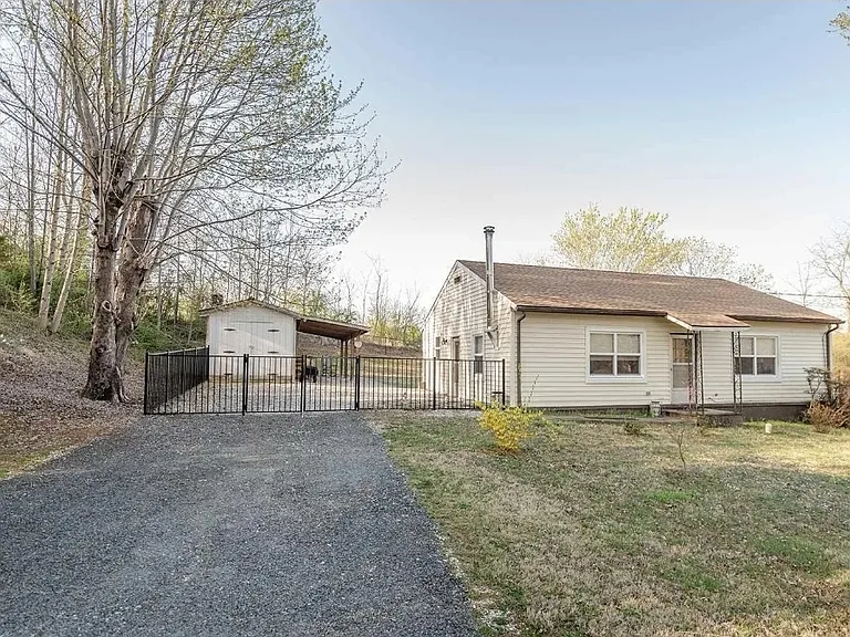 114 Proffit Ln — Photo 2