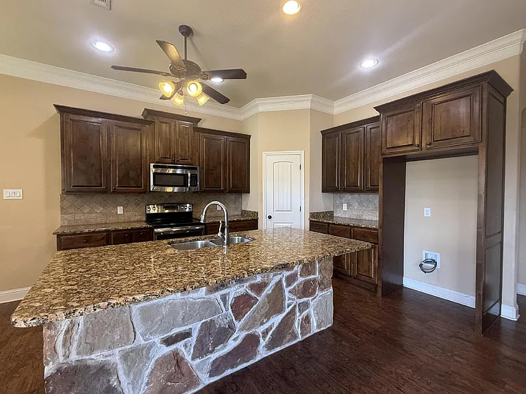 9804 Houston Dr — Photo 11