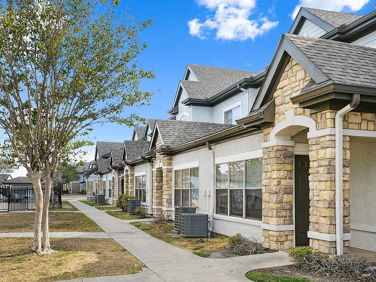 Champion Townhomes on the Green — Photo 8