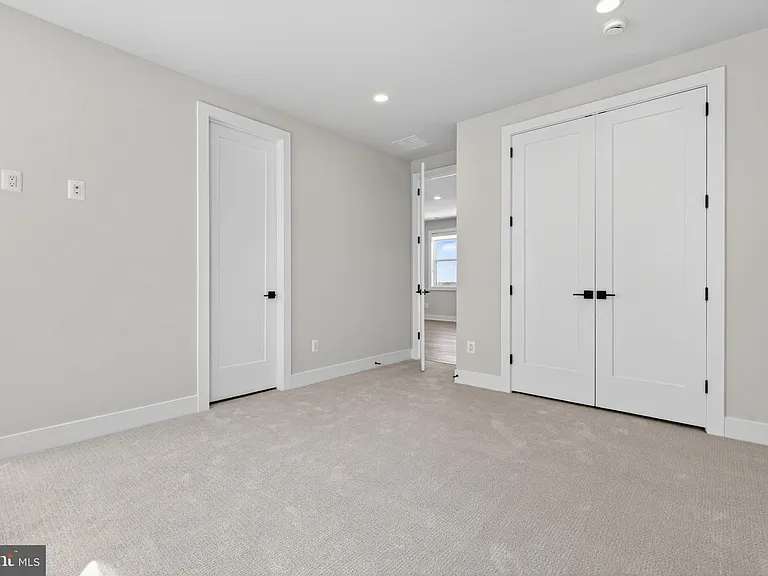 881 N Manchester St — Photo 46
