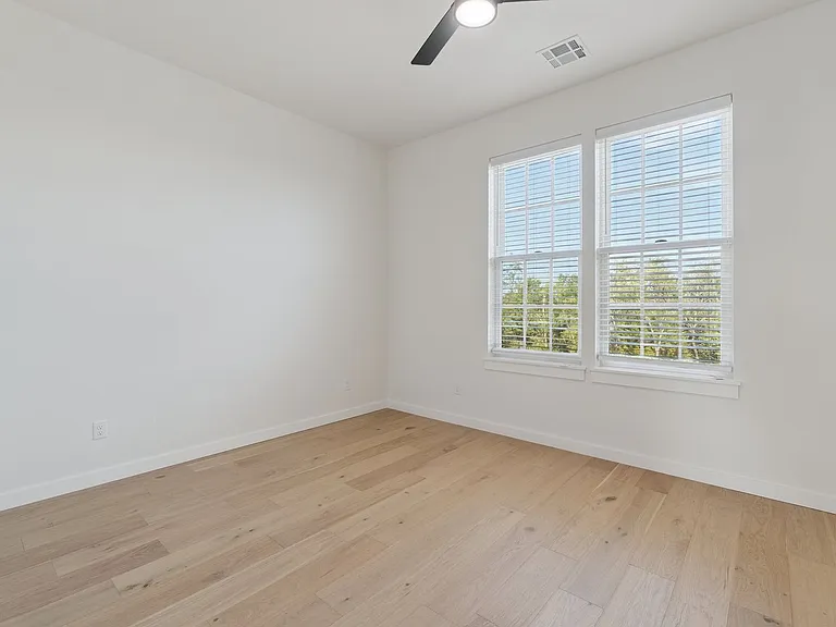 18829 Selah Way — Photo 32