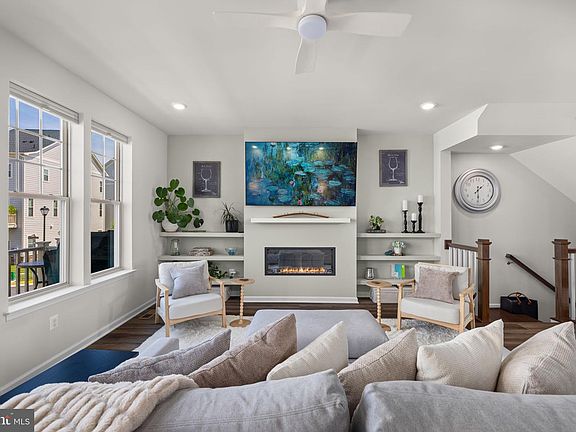 4th image of 803 Sawback Sq NE