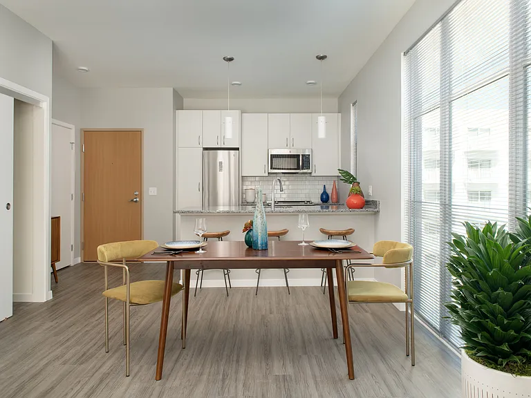 Vista - 1 Bed / 1 Bath - 708 SF - Kitchen & Dining