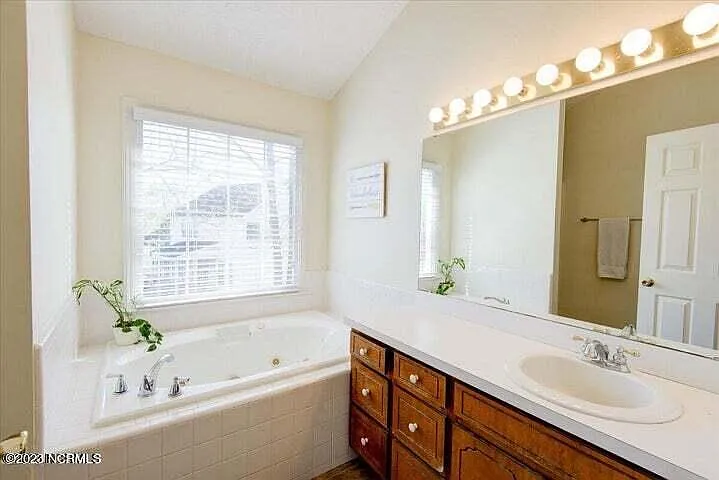 4 bed, 2.0 bath, 2020 sqft, $2,200 — Photo 4