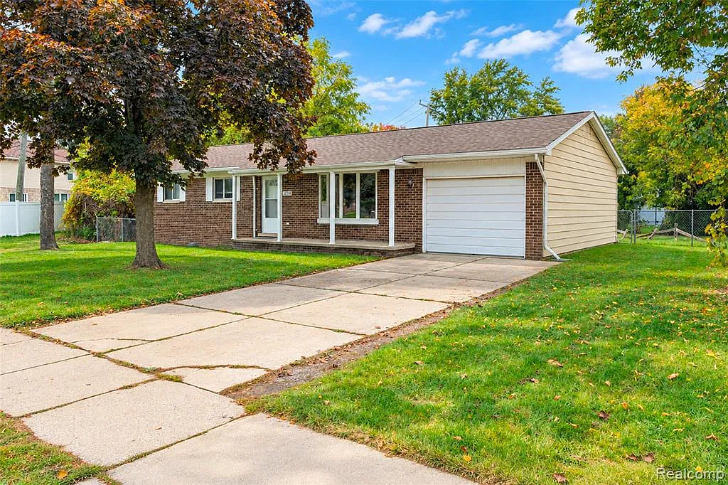 3 bed, 1.5 bath, 1376 sqft, $2,000 — Photo 2