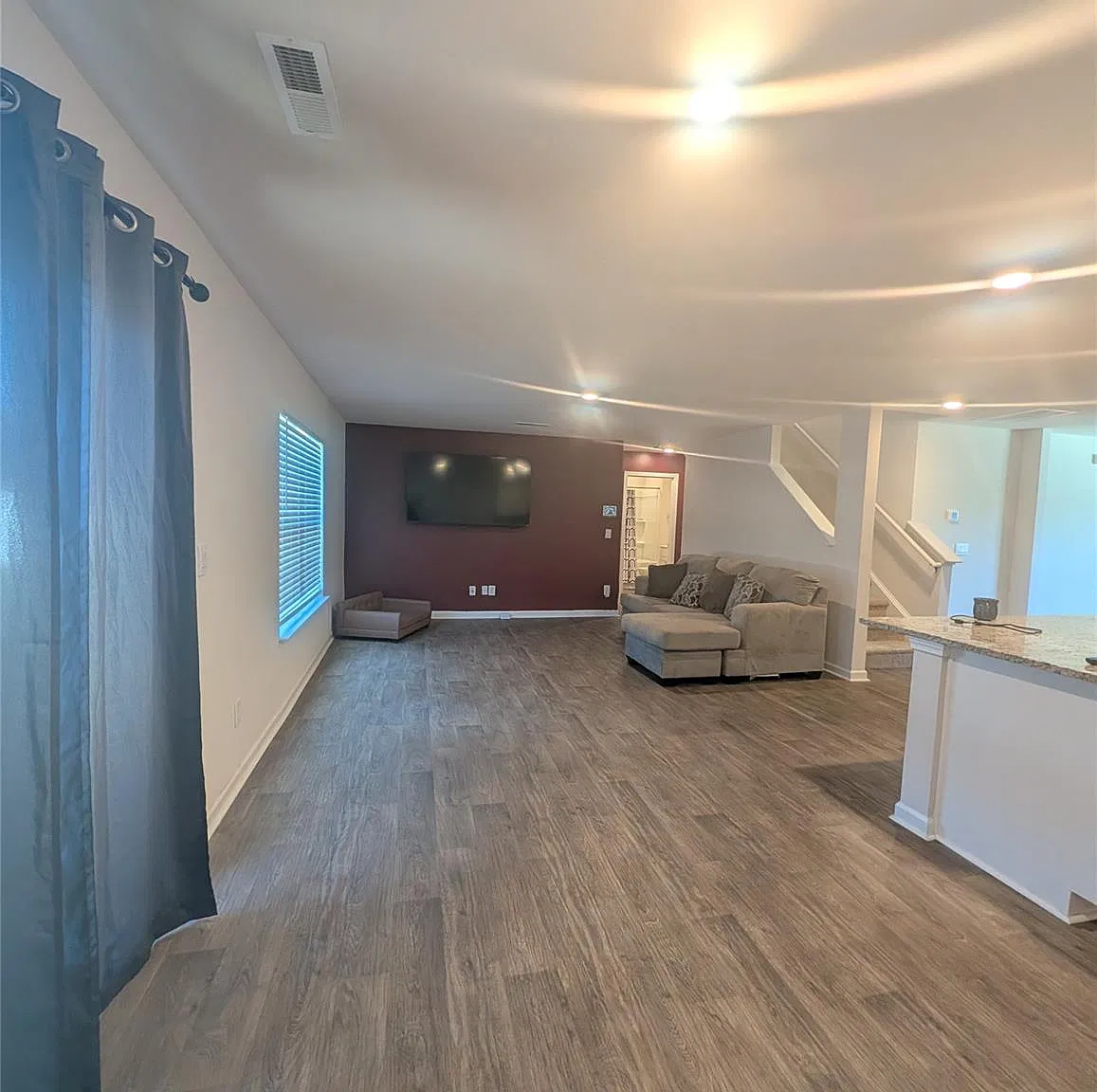 6 bed, 3.0 bath, 2660 sqft, $2,400 — Photo 2