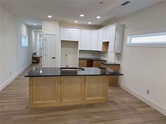 4th image of 320 Thompson St