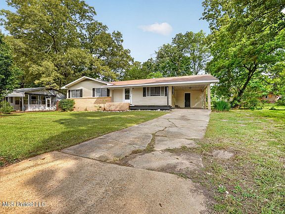 3rd image of 330 Mary Ann Dr